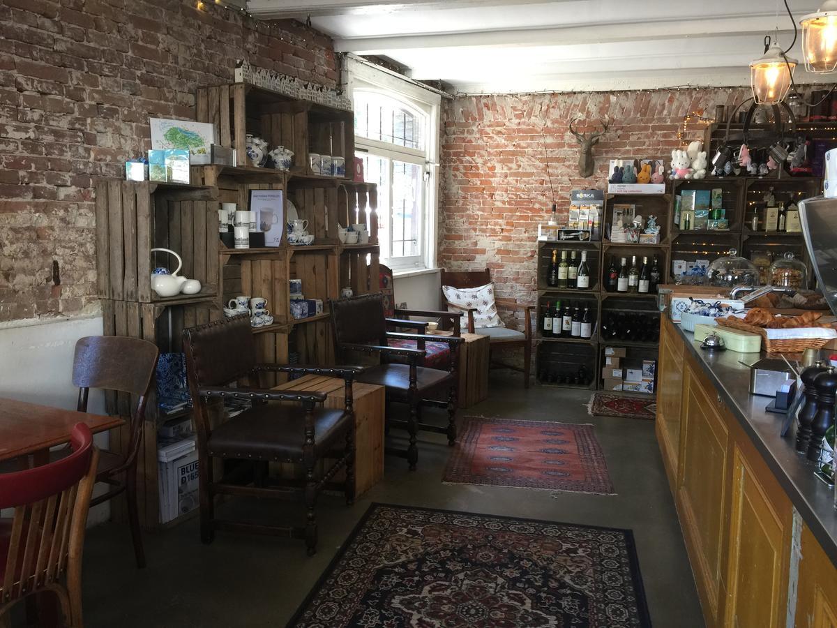 Nine-t-teen Bed And Boutique Couette-café