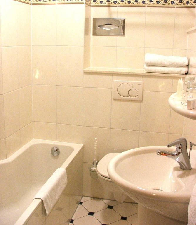 Khách sạn Agora