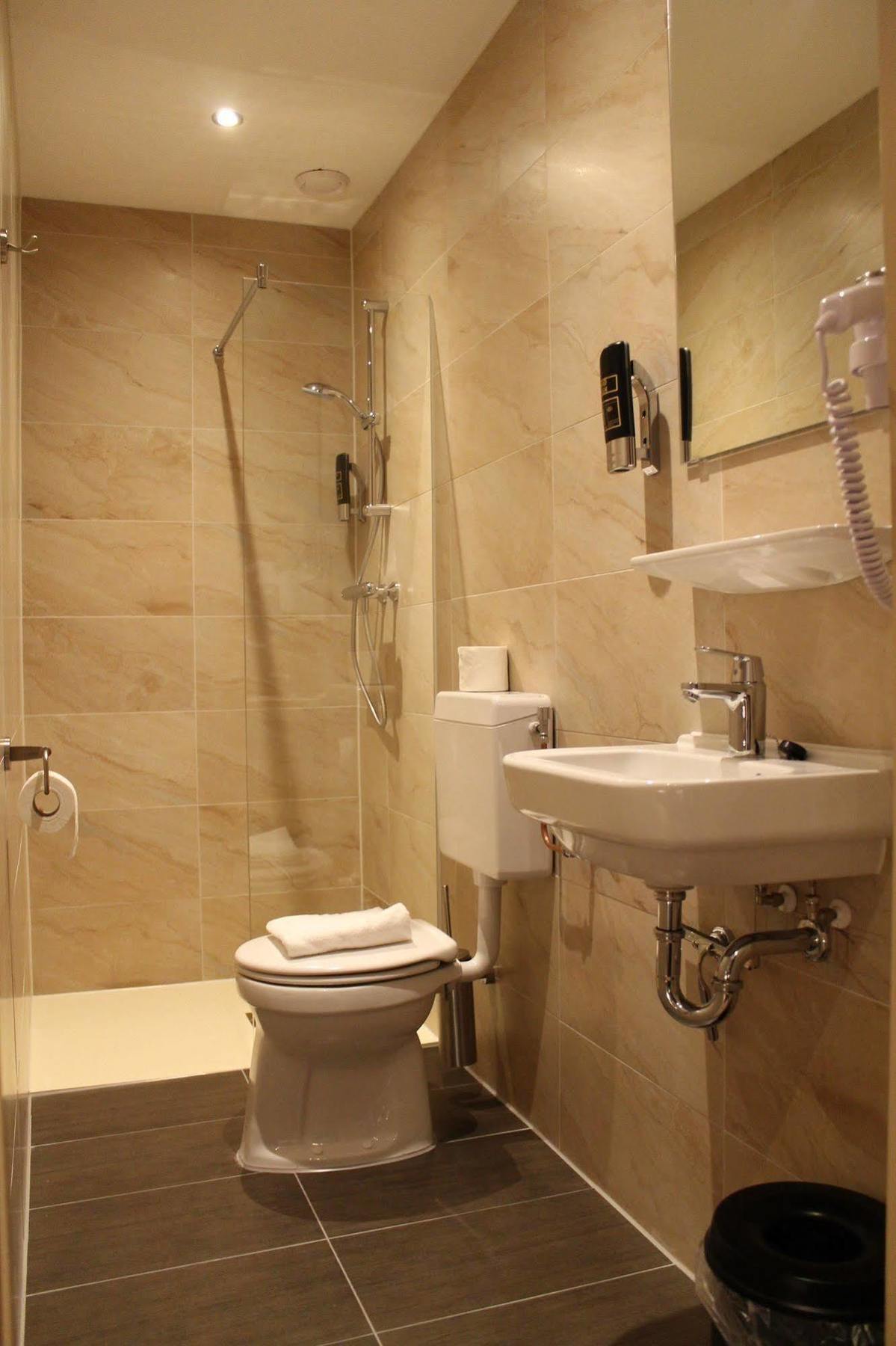 Khách sạn Aston 2*
