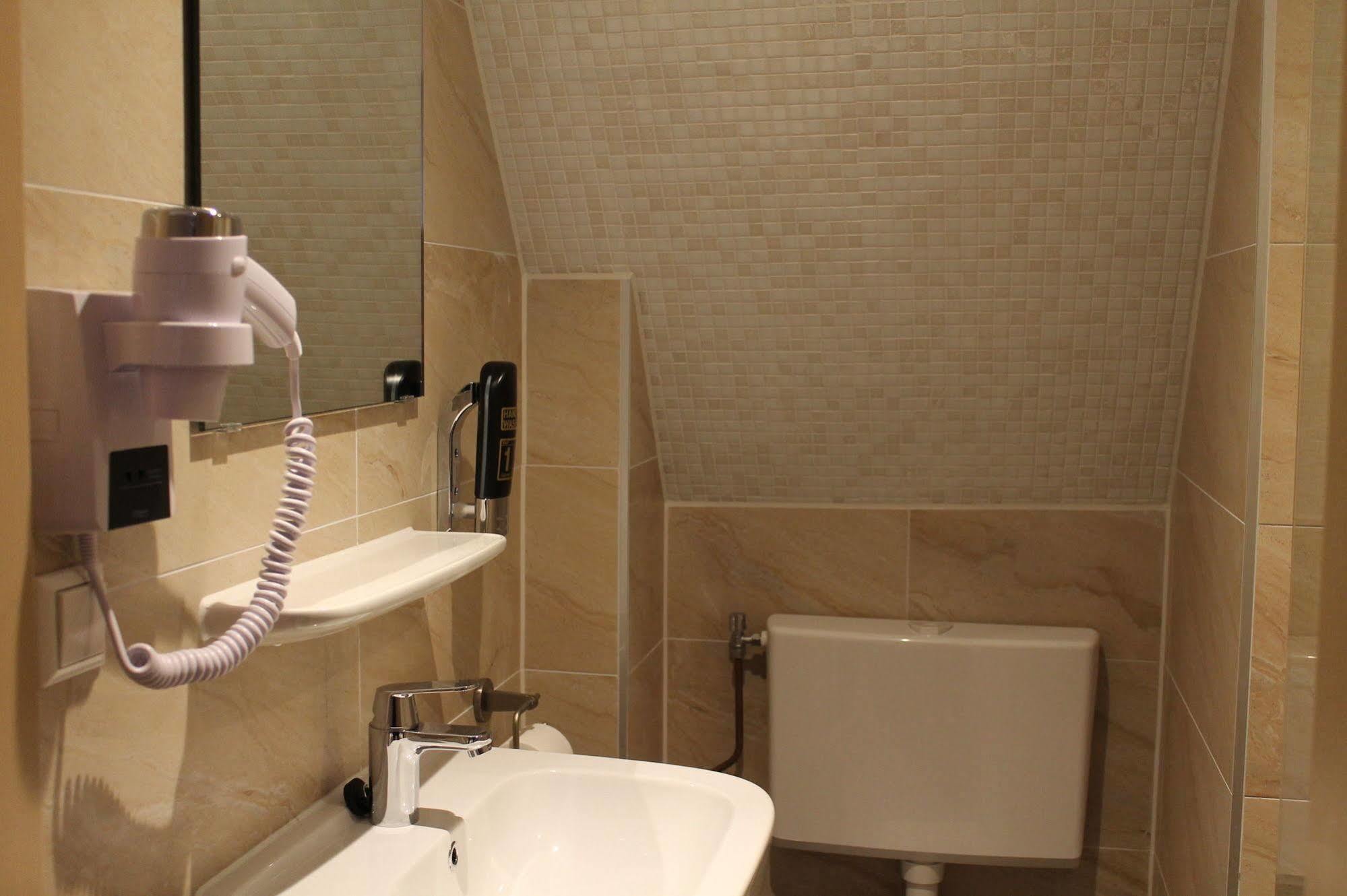 Khách sạn Aston 2*