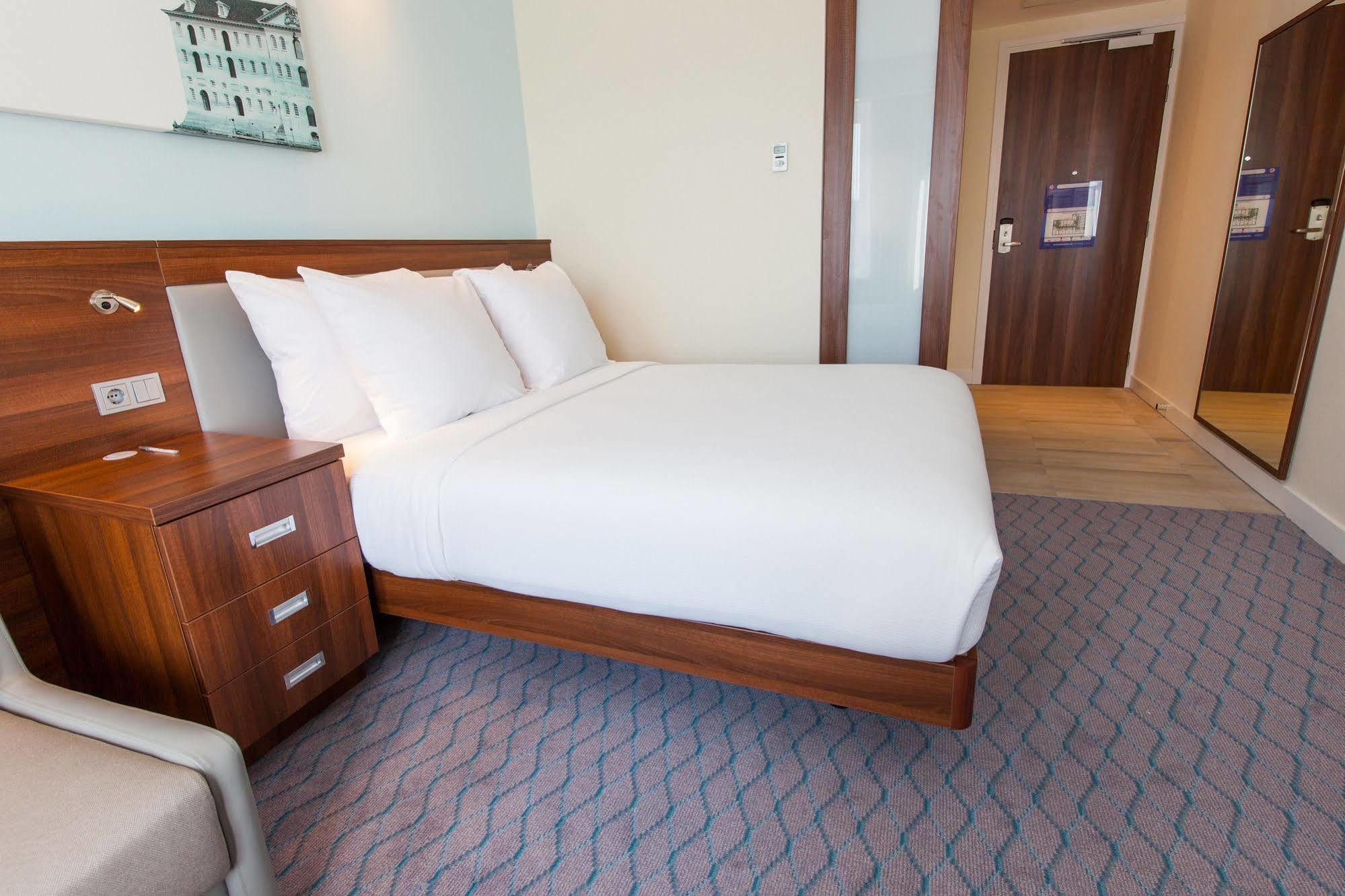 Hampton By Hilton Centre East Hotel 4*
