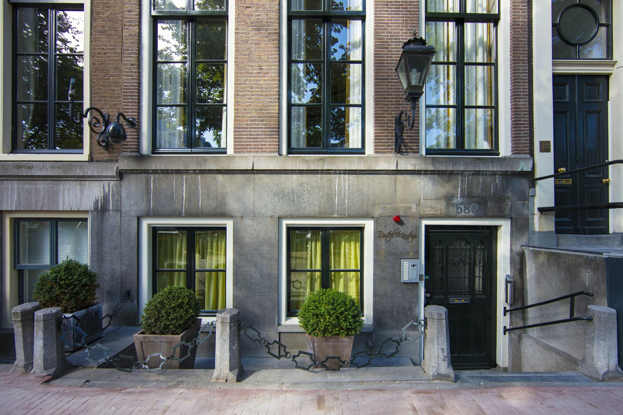 Apartment Dutch Masters Short *