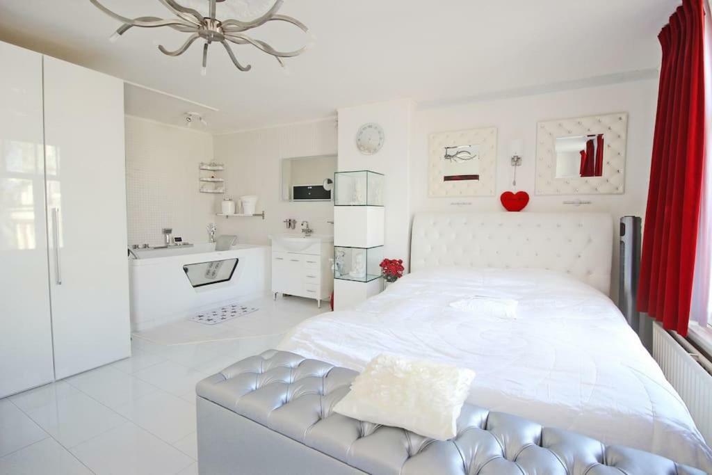 Căn hộ White Luxury Penthouse In Centre *