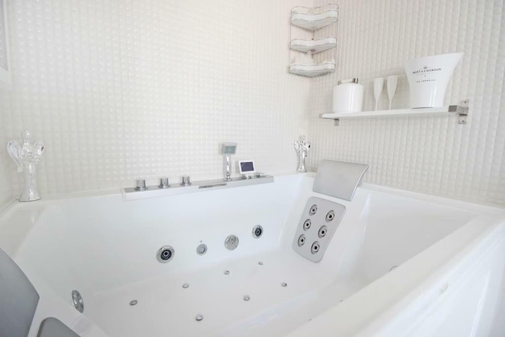 White Luxury Penthouse In Centre Căn hộ *