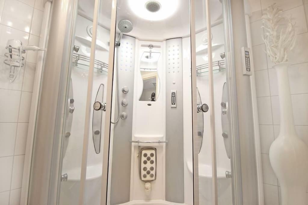 Căn hộ White Luxury Penthouse In Centre