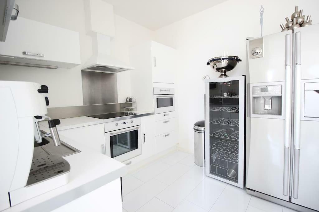 Căn hộ White Luxury Penthouse In Centre *