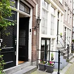 Kerkstraat Bed&Breakfast Apartment with private Garden