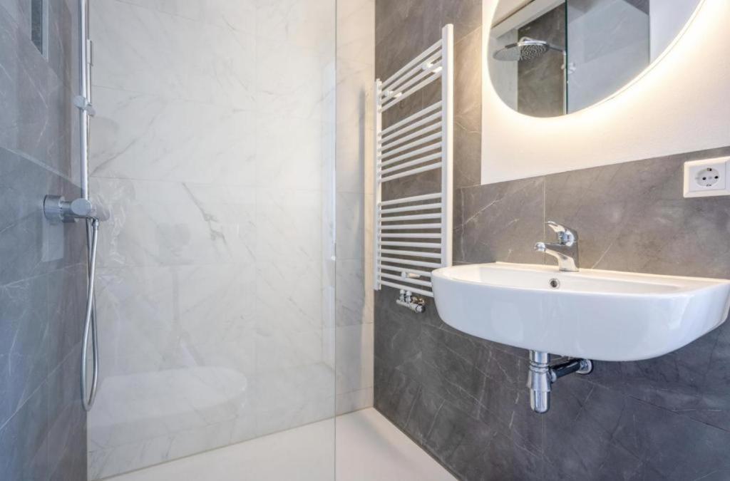 Luxe Suites Roses Acomodação com café da manhã  2*