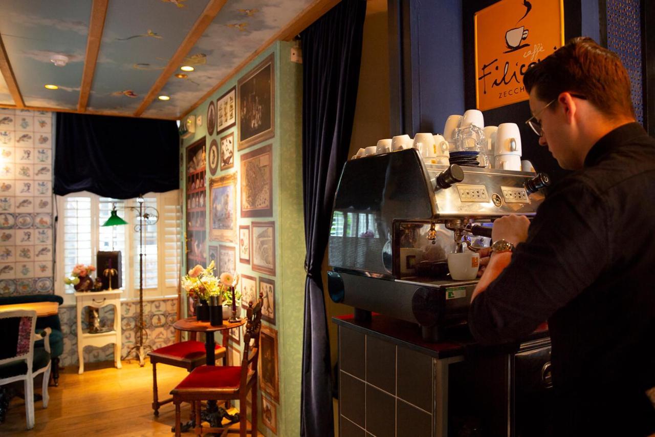 Khách sạn Rosalia's Menagerie Cocktail Bar & Innupstairs 3*