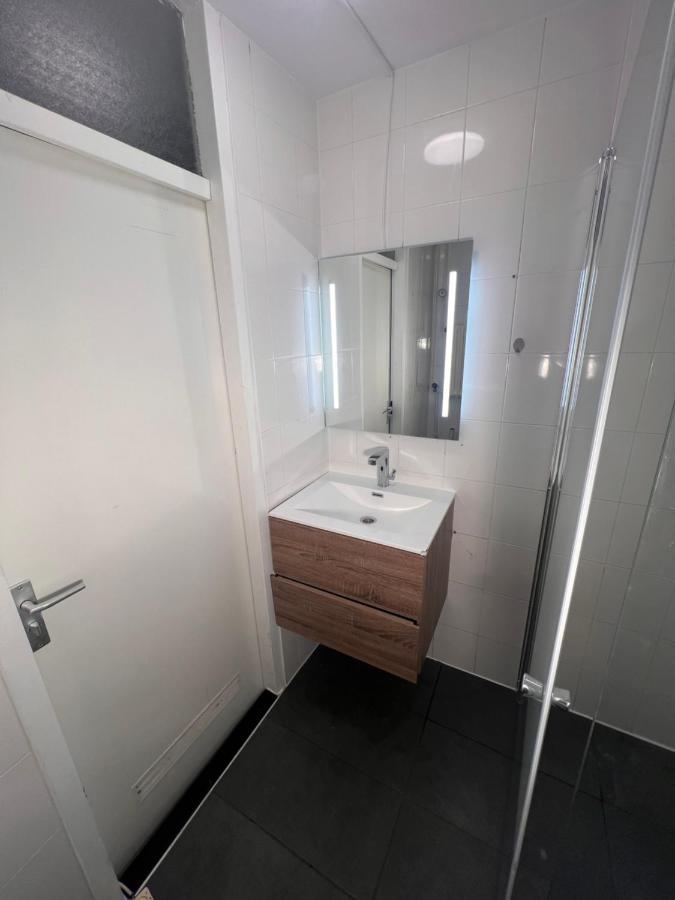 Private Bedroom In - 1 Min Walk Metro & Free Parking * Amesterdão