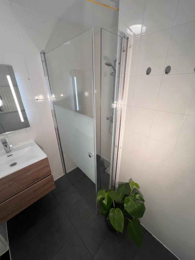 Private Bedroom In - 1 Min Walk Metro & Free Parking Amesterdão