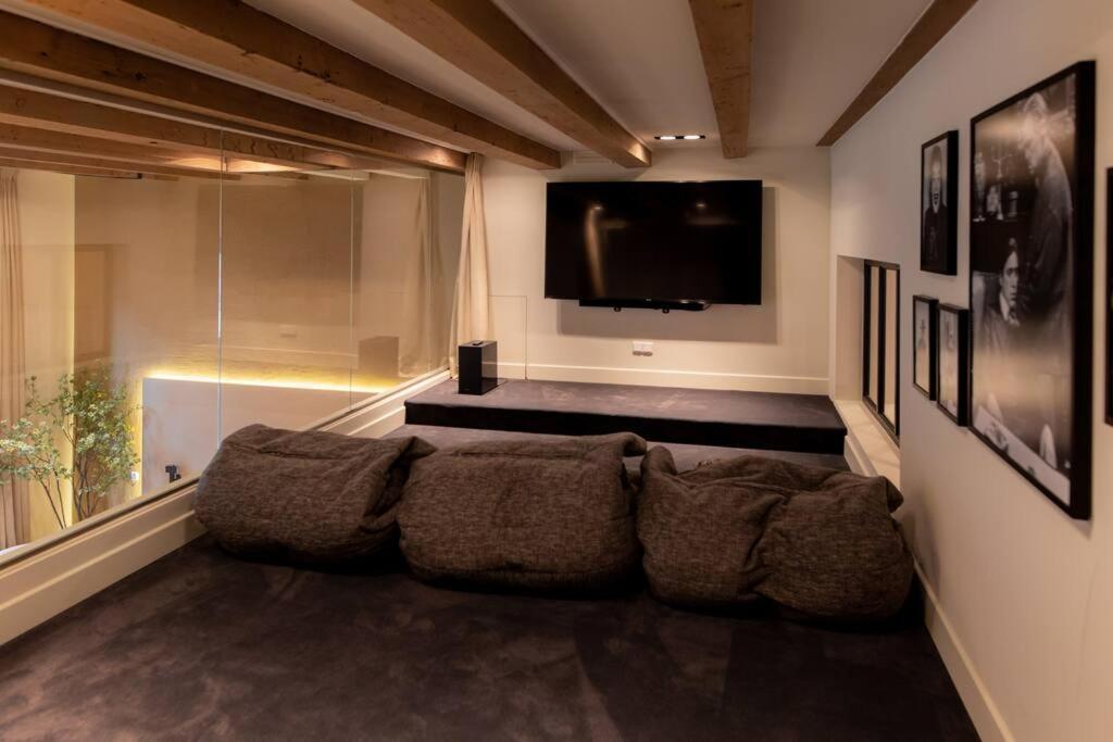 Căn hộ Newly Renovated Luxurious 200 Sqm Loft In Centre