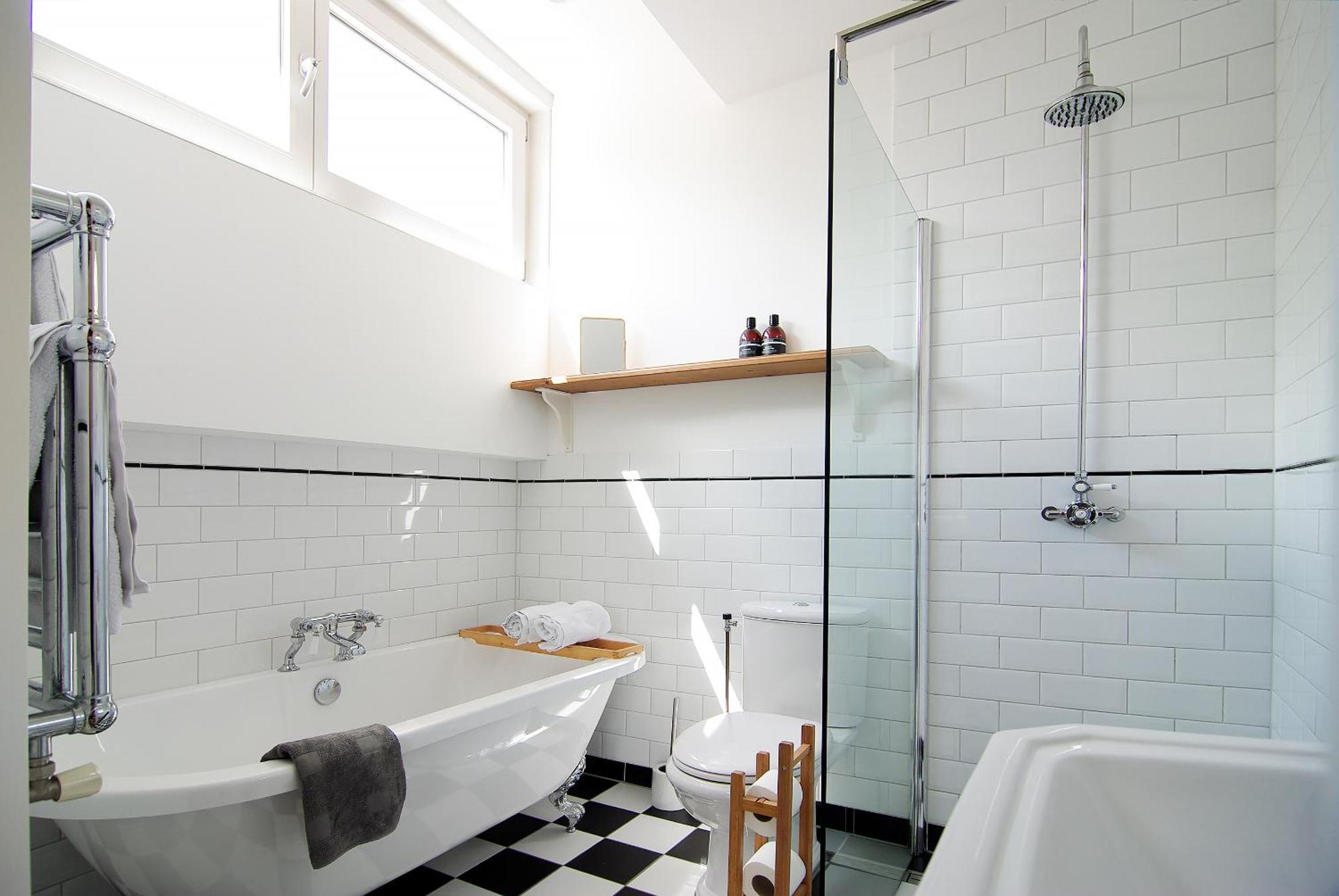Tranquil Wooden House With Free Parking Séjour chez l'habitant *