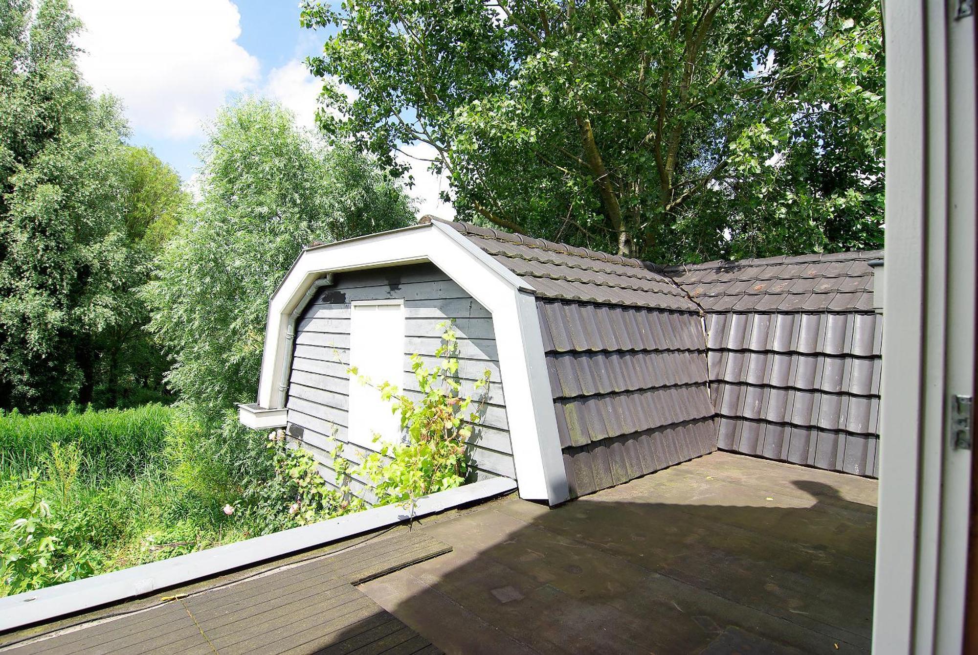 Tranquil Wooden House With Free Parking Séjour chez l'habitant