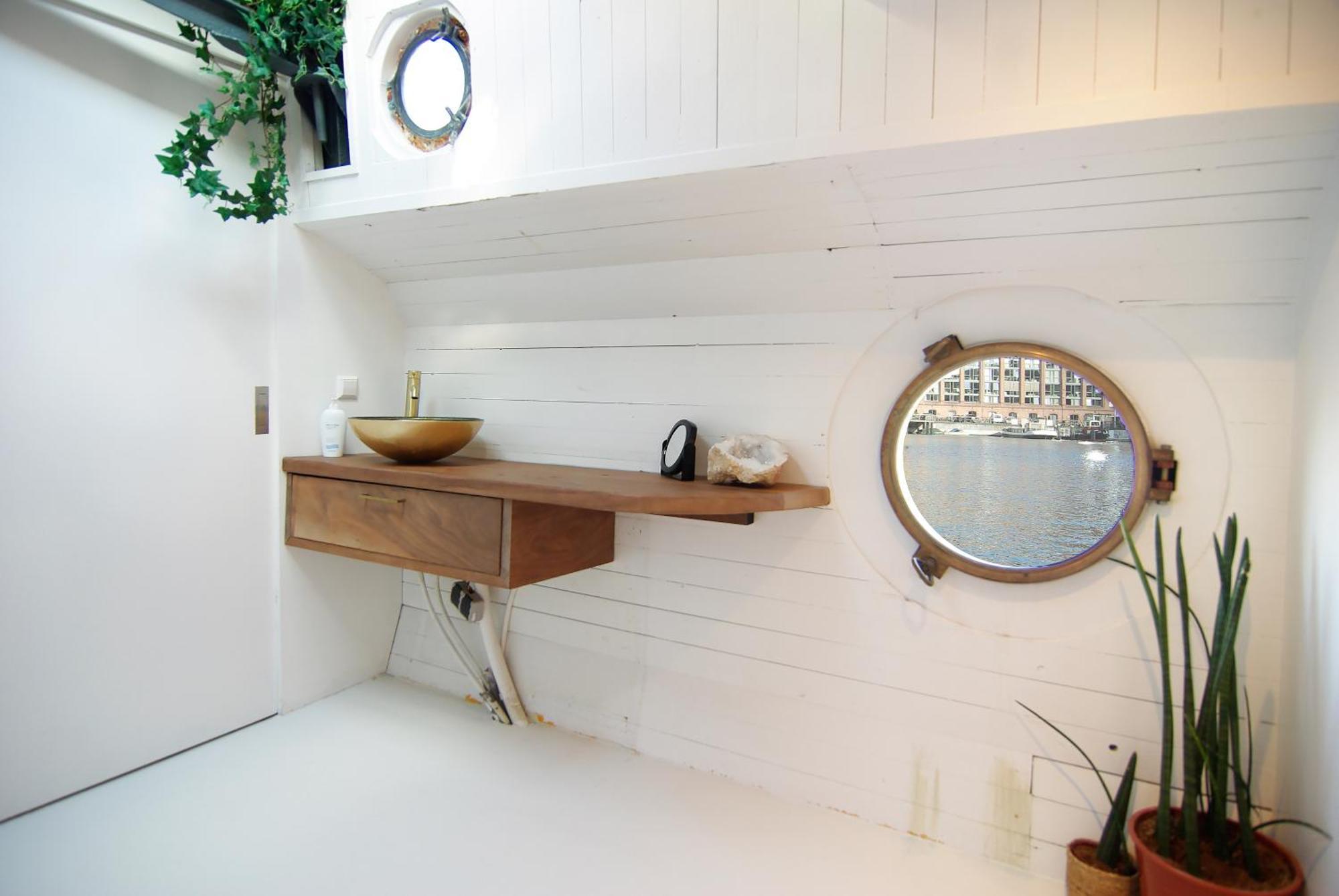 Najade Eco Houseboat Botel Amsterdam