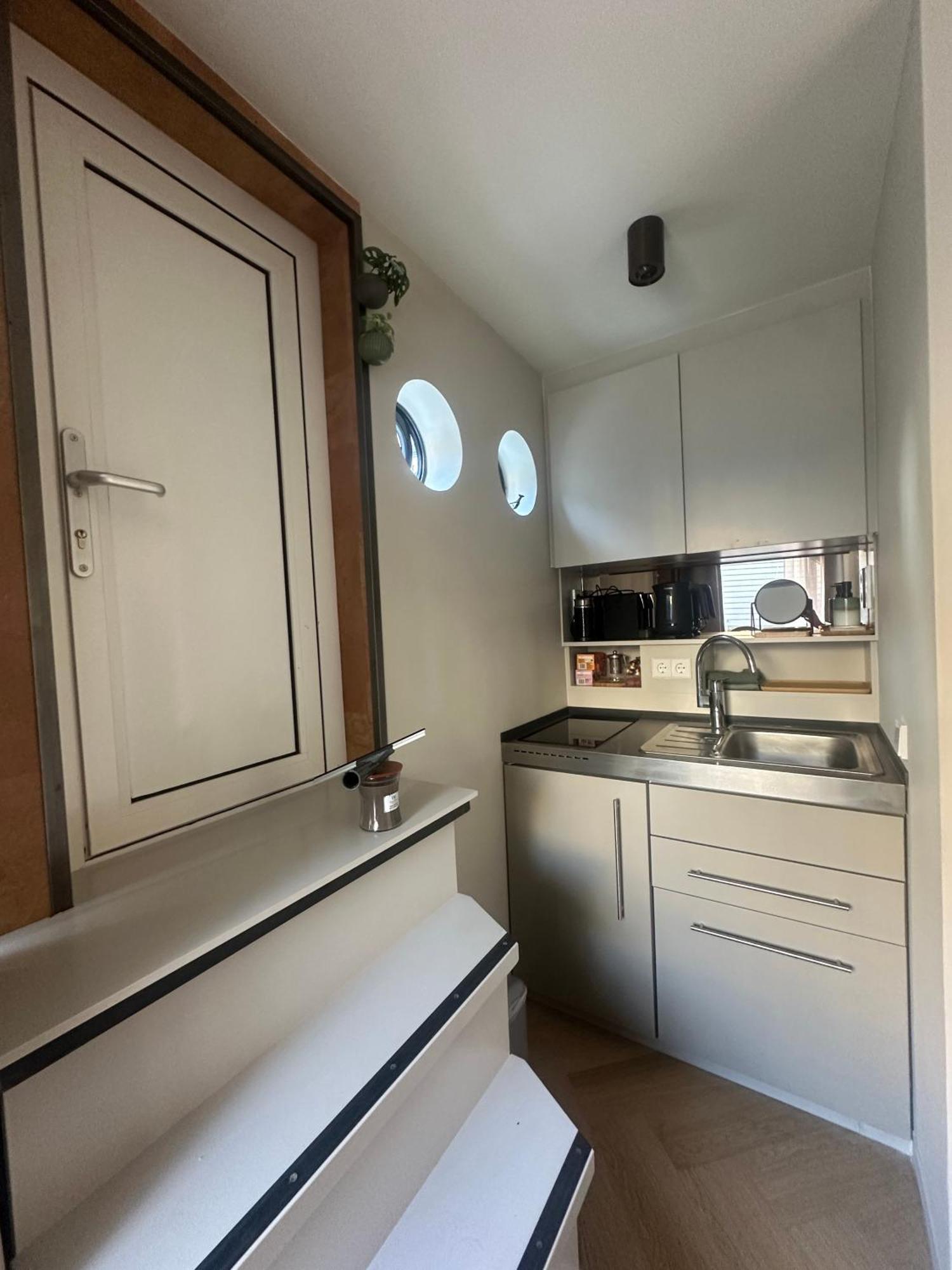 Botel Cozy Cabin At Houseboat