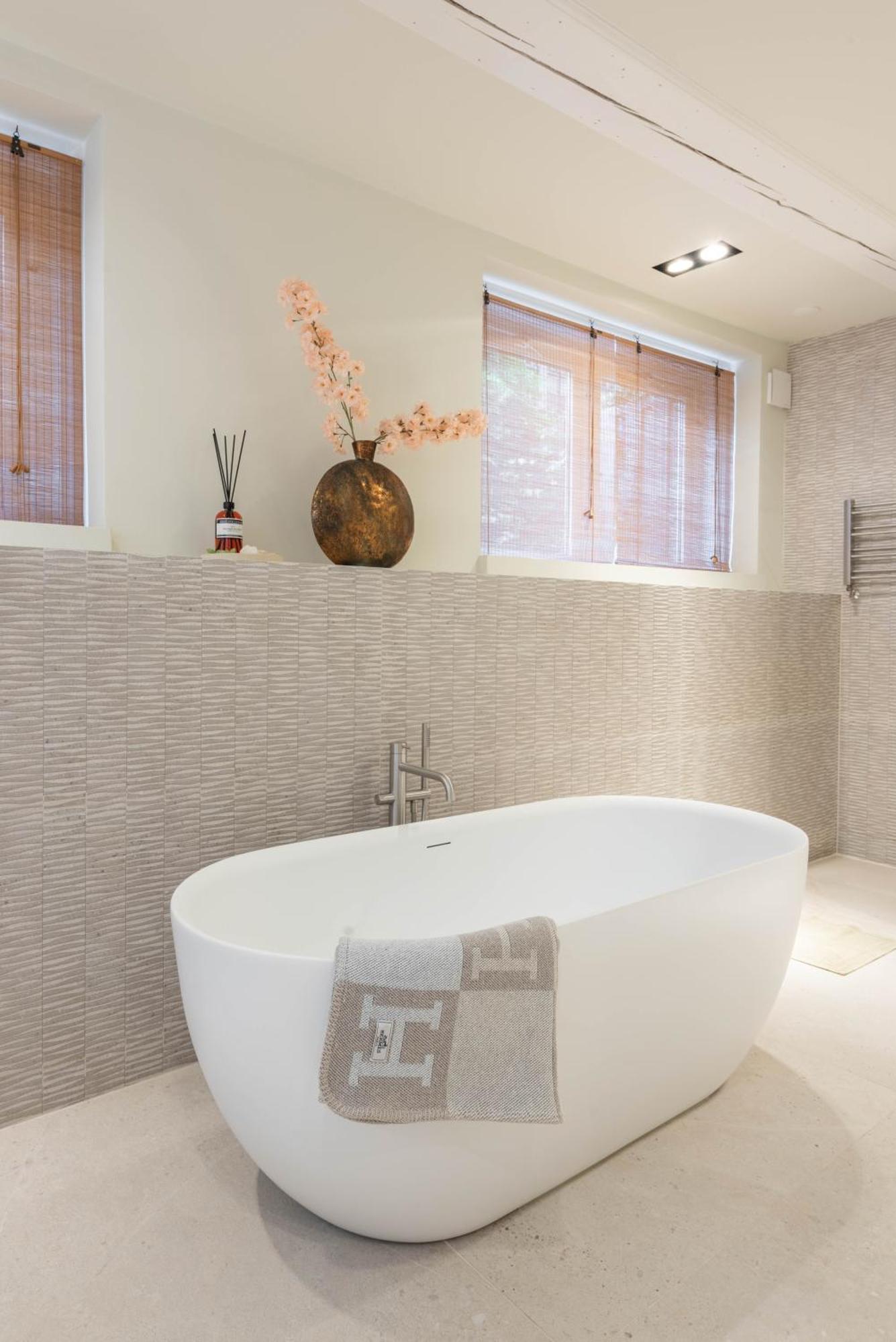 Căn hộ Newly Renovated Luxurious 200 Sqm Loft In Centre *