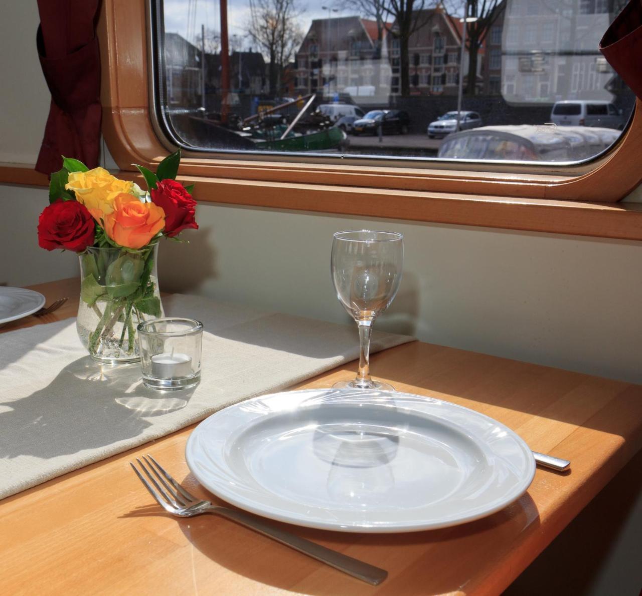 Khách sạn Hotelboat Fleur 2*