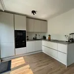 Spacious And Cozy House With Affordable Parking