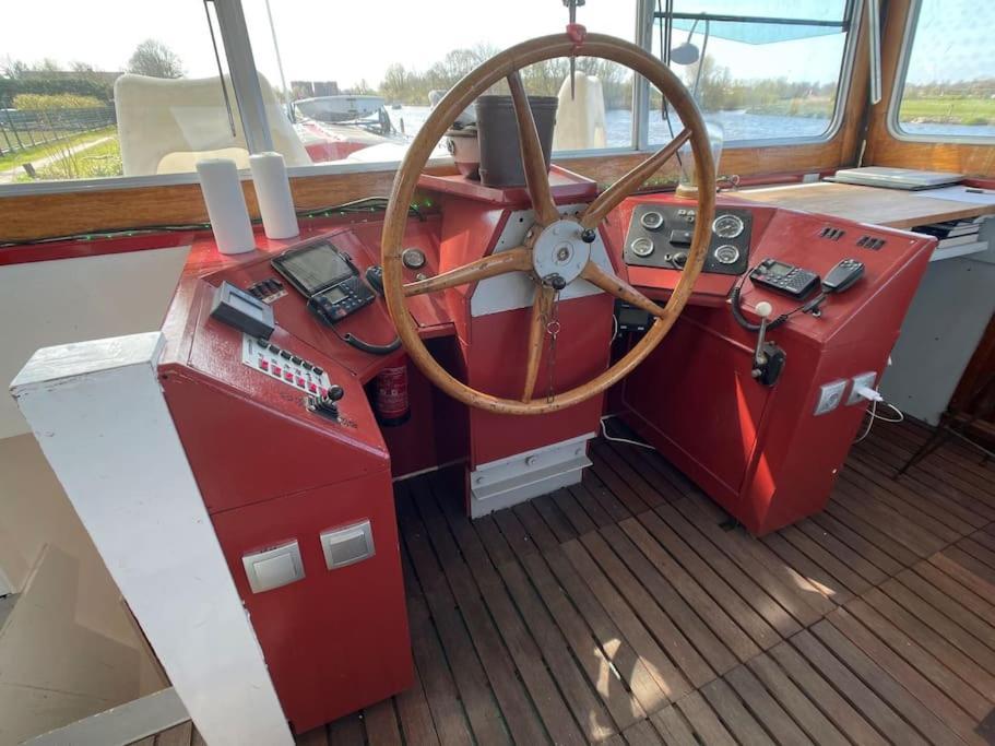 Spacious Homely House Boat *