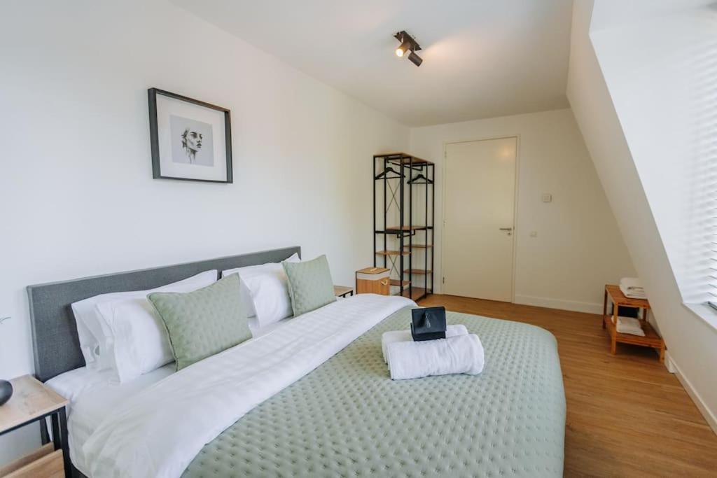 Brand New Luxurious 6 Bedroom In Biệt thự *