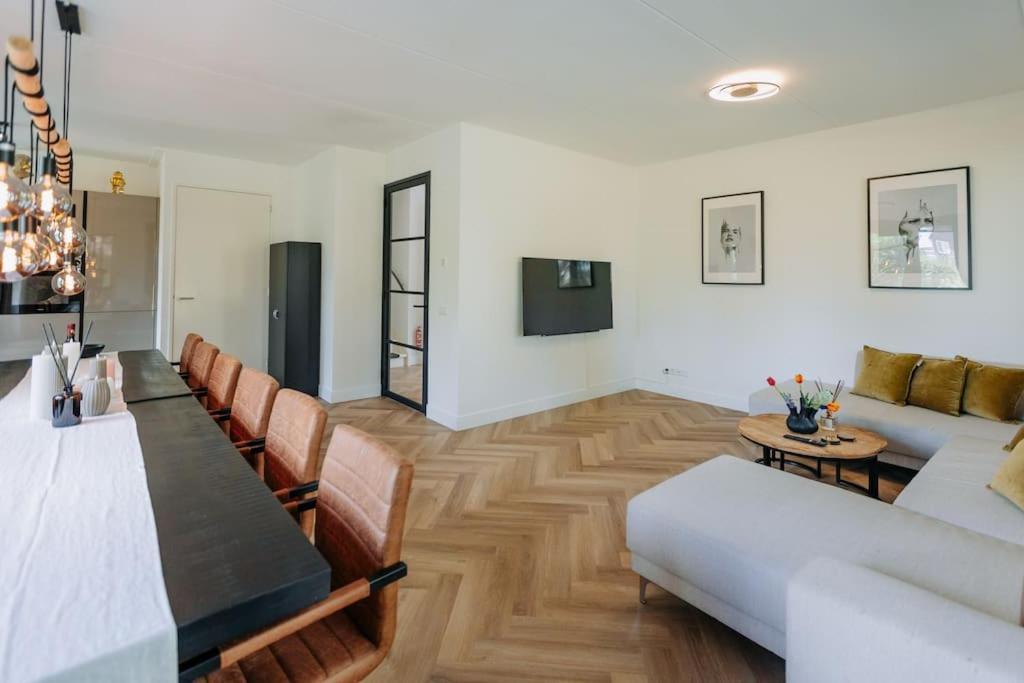 Biệt thự Brand New Luxurious 6 Bedroom In *