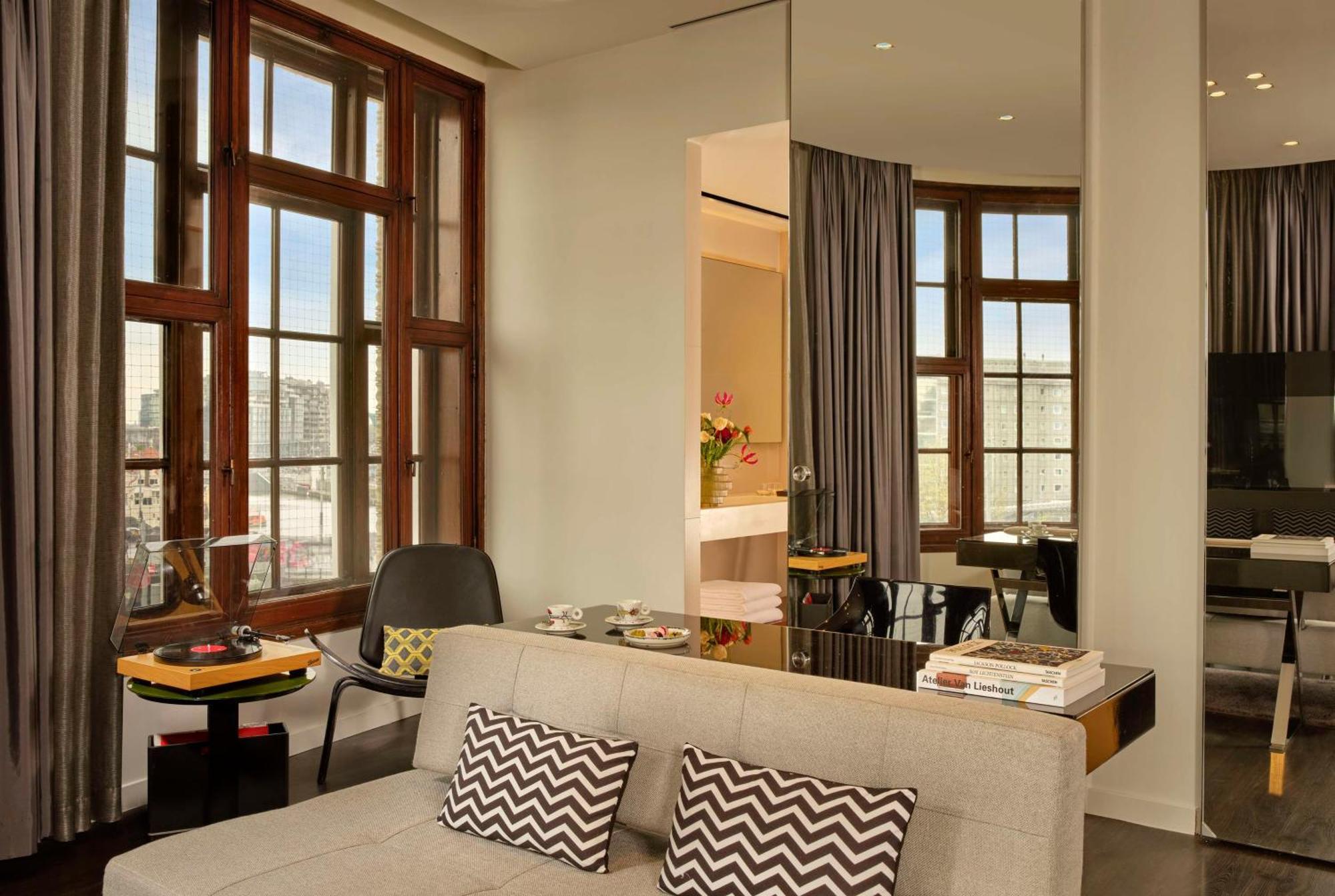 Khách sạn Art'otel Amsterdam, Powered By Radisson 4*