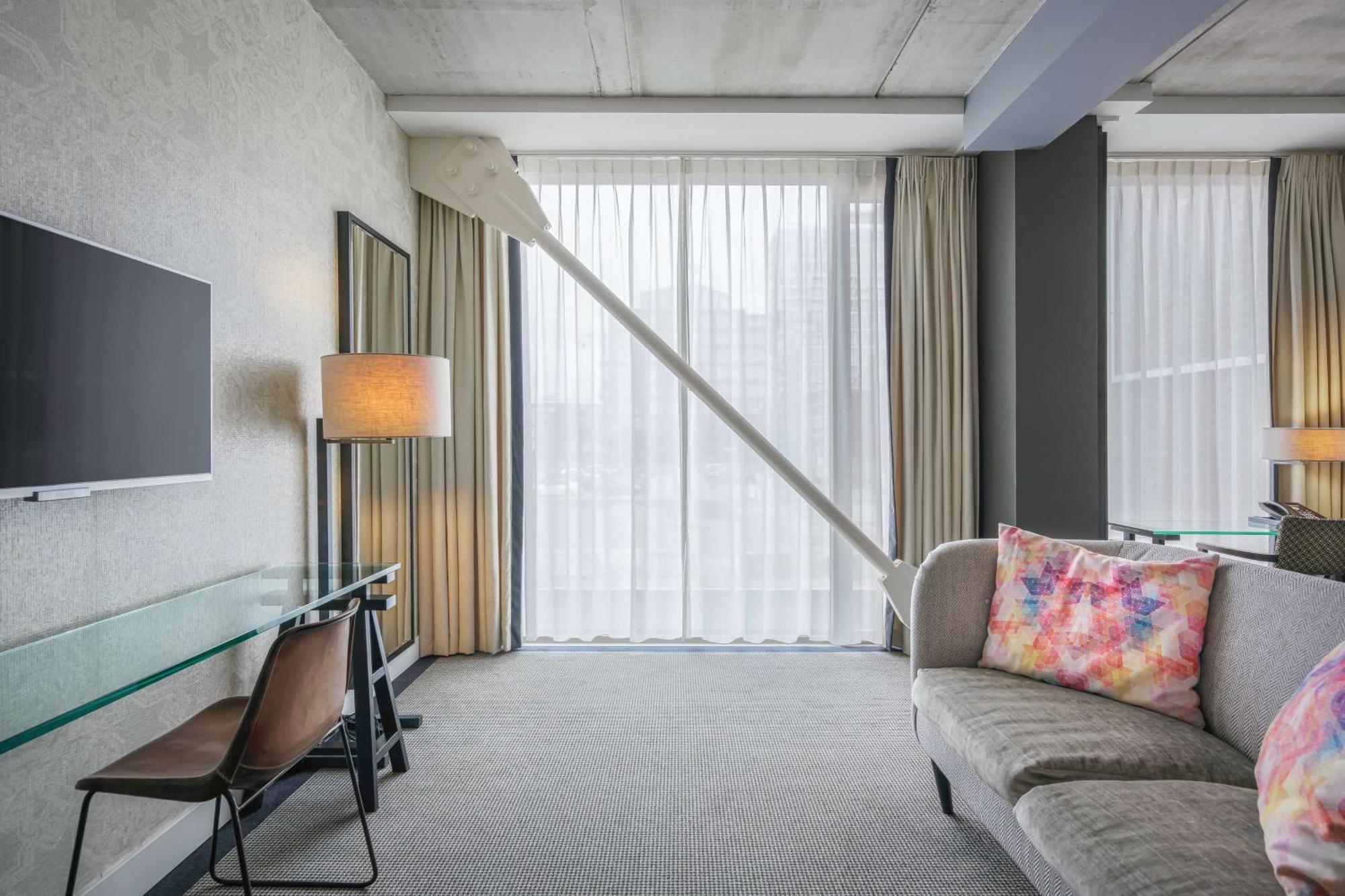 Khách sạn Doubletree By Hilton - Ndsm Wharf 4*