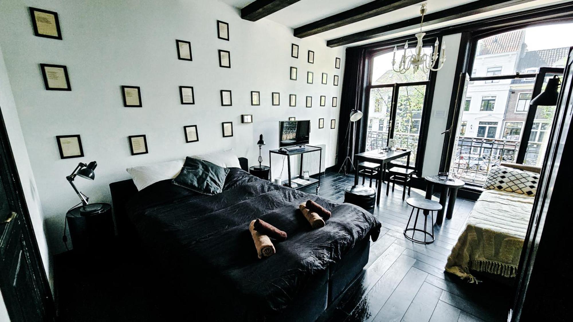 Joyjoyjoy The Black Beauty Ecolicious Studio In A Canal House With French Balcony With View On The Canals Amsterdam