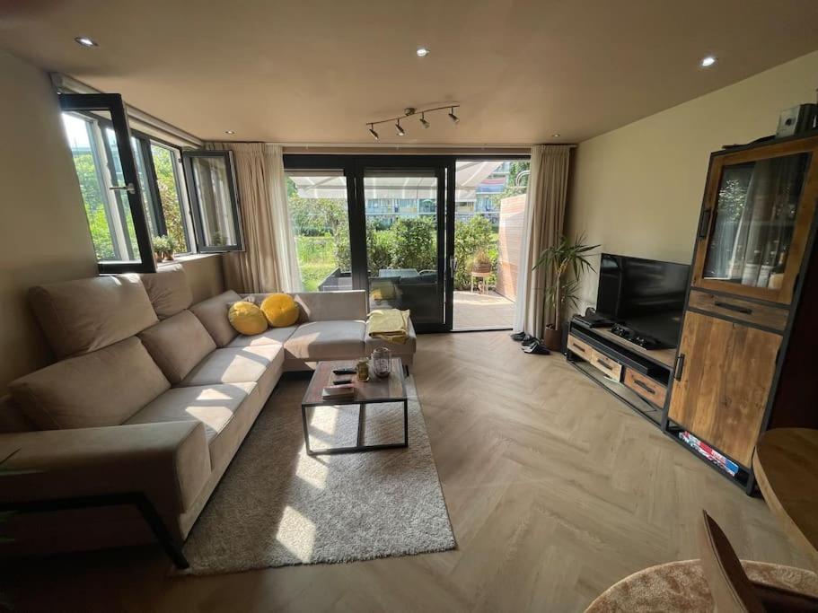 Appartement Luxe Bij Zuidas Met Tuin En Buitendouche Amsterdam