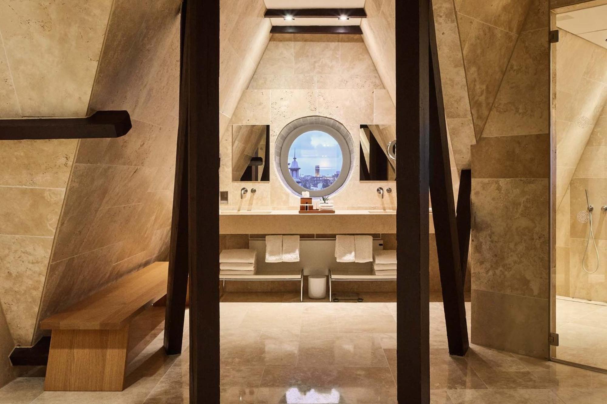 Conservatorium Khách sạn 5*