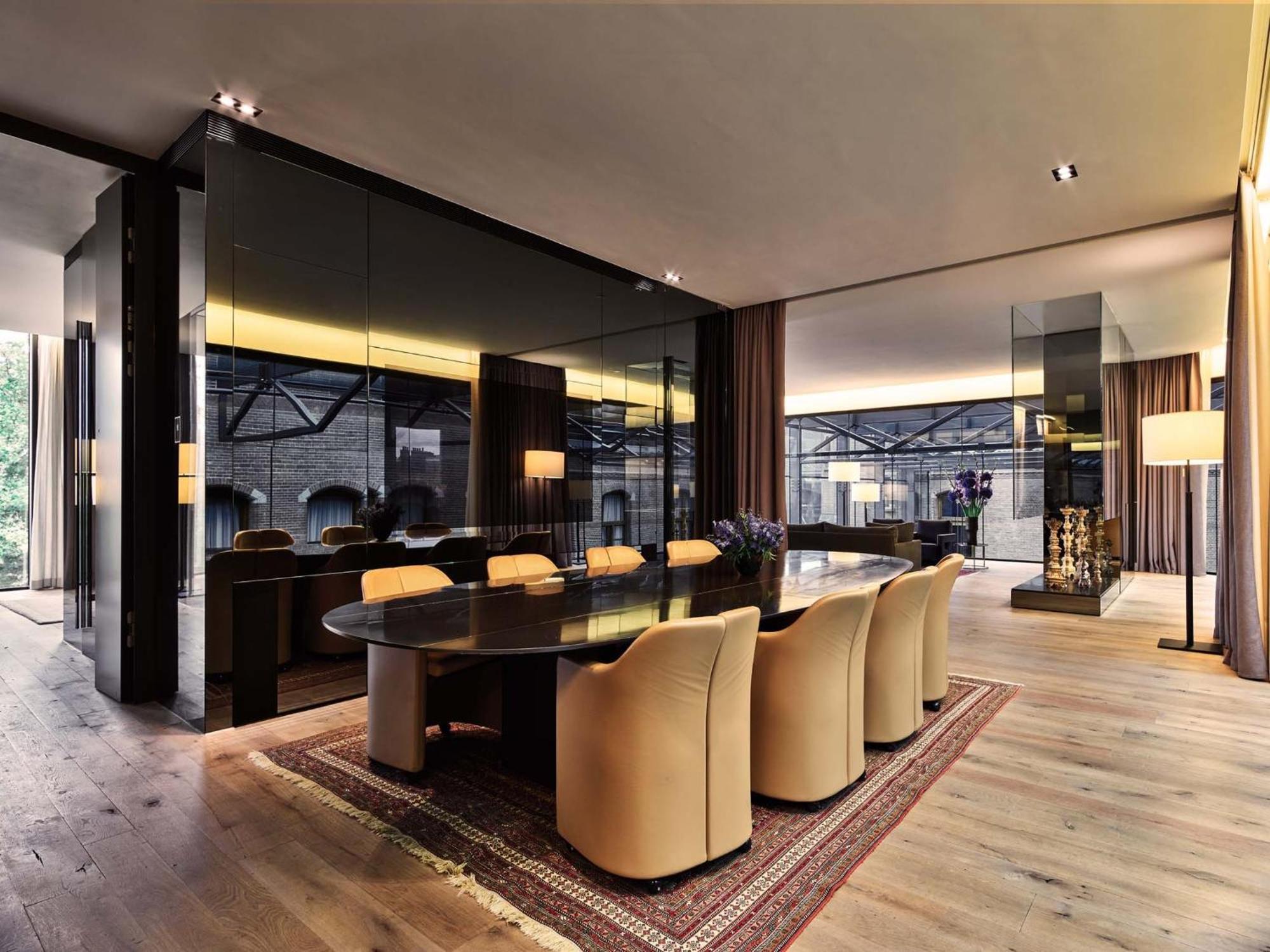 Conservatorium Khách sạn 5*