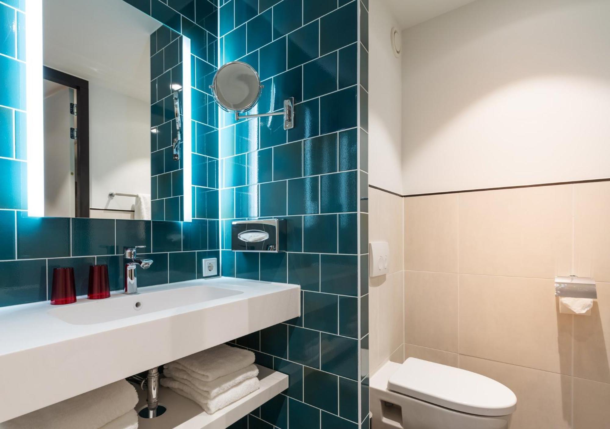- The Niu, Fender Hotel Amsterdam